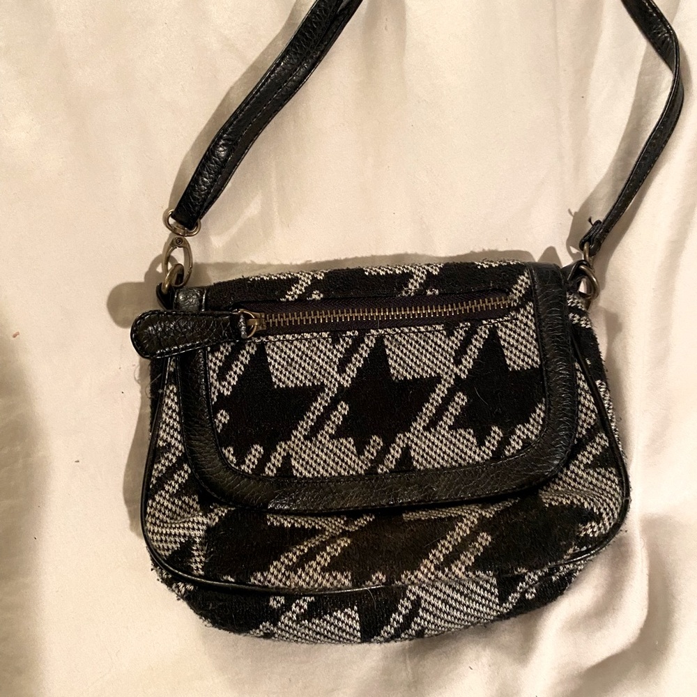 Black and grey houndstooth purse from American eagle outfitters